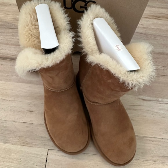 Ugh Bailey Button II - Picture 5 of 11